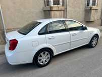 Lacetti 1.8 sotiladi