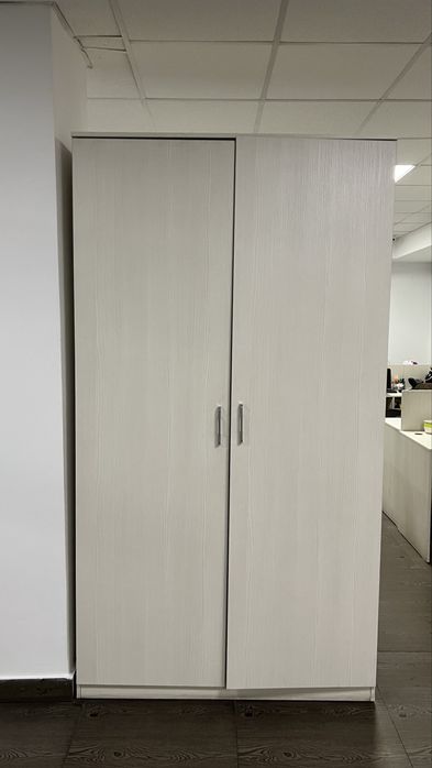 Продается шкаф в нормальном состоянии .