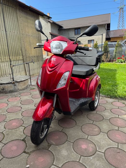 Scuter electric triciclu
