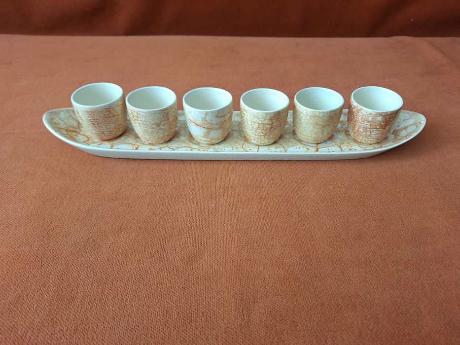 Pahare vechi pentru tuica din portelan vechi romanesc, inclusiv suport