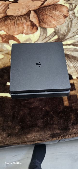Vand ps4 slim 1TB plus un joc la alegere