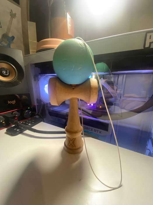 kendama x albastru verde semnata de XREMUS +GRIP