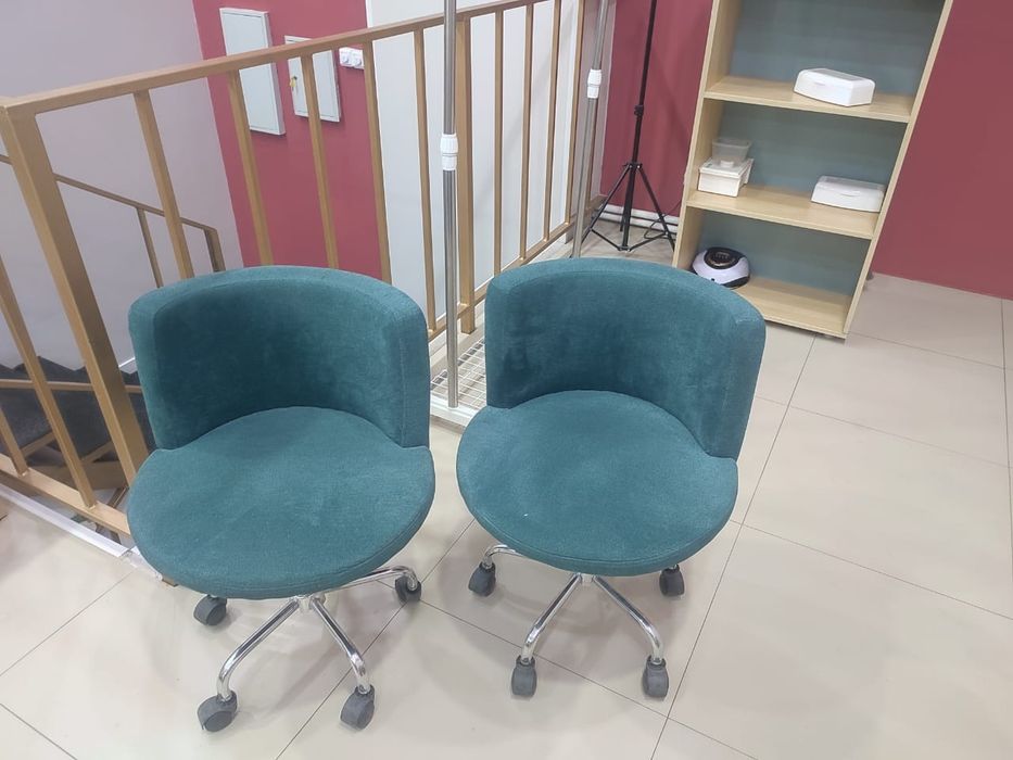 Зелёные стулья для салона красоты