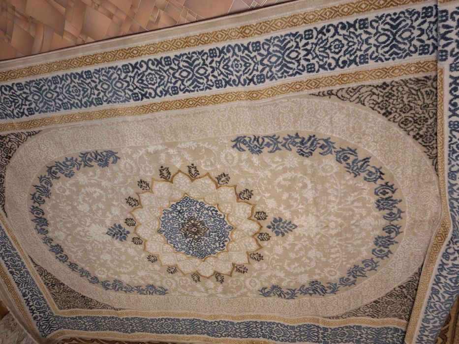 Продам ковер новый