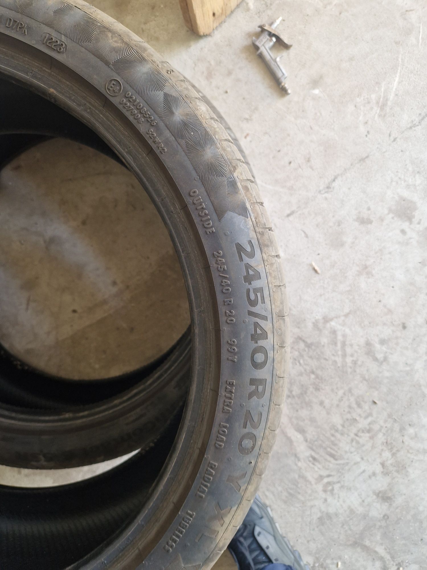 Vand 2 anvelope 245.40.20 rulate 3.000 km