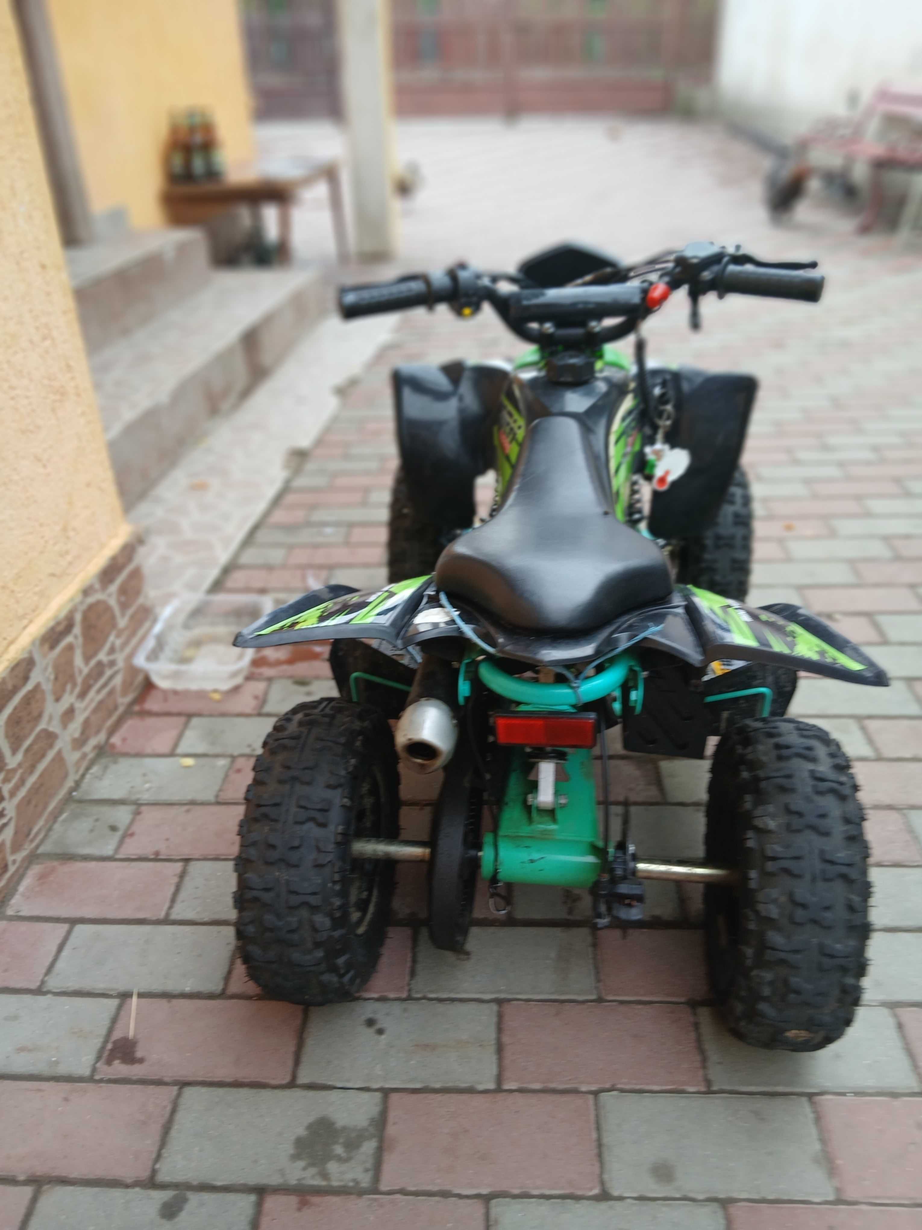 Vând ATV 49cc.  Este folosit prea puțin. De aceea îl și vand,