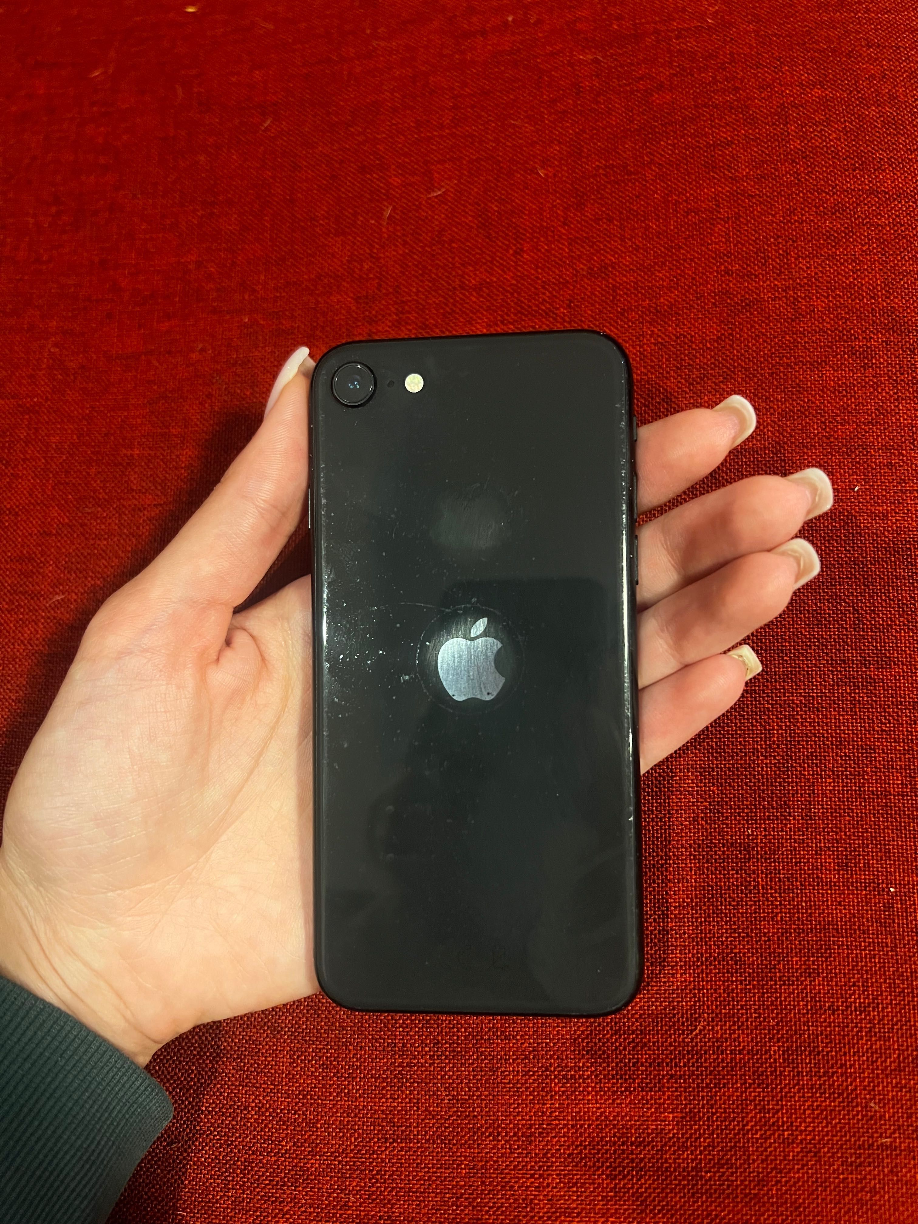 Iphone SE 64GB black + два безплатни калъфа