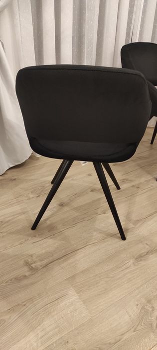 Vând 4 scaune sufragerie.