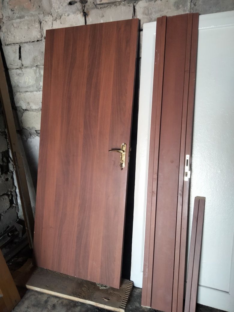 Входные деревянные двери.