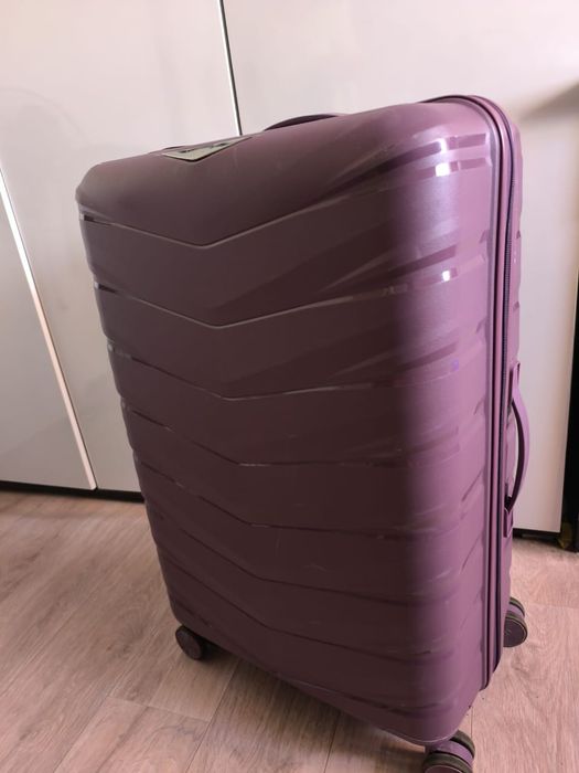 Продам чемодан с чехлом