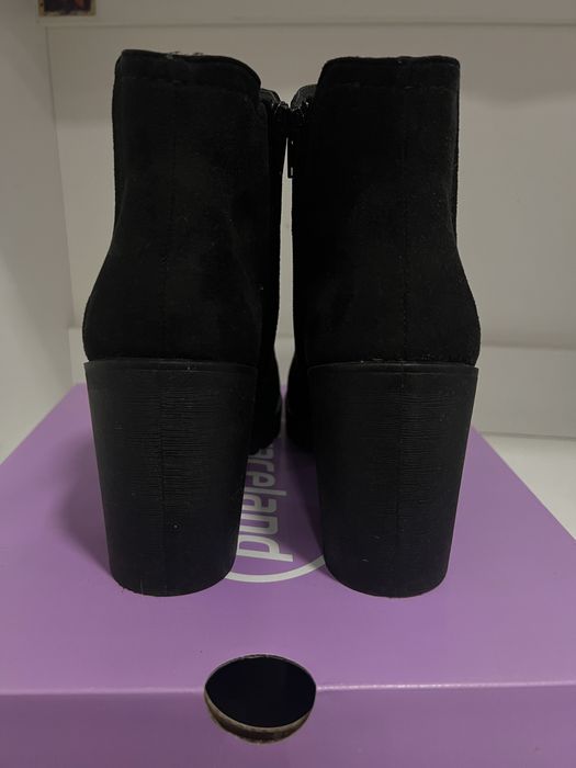 Чисто нови велурени боти на ток