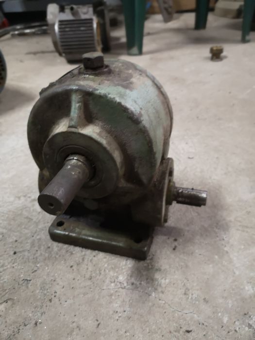 Червячен редуктор с две оси