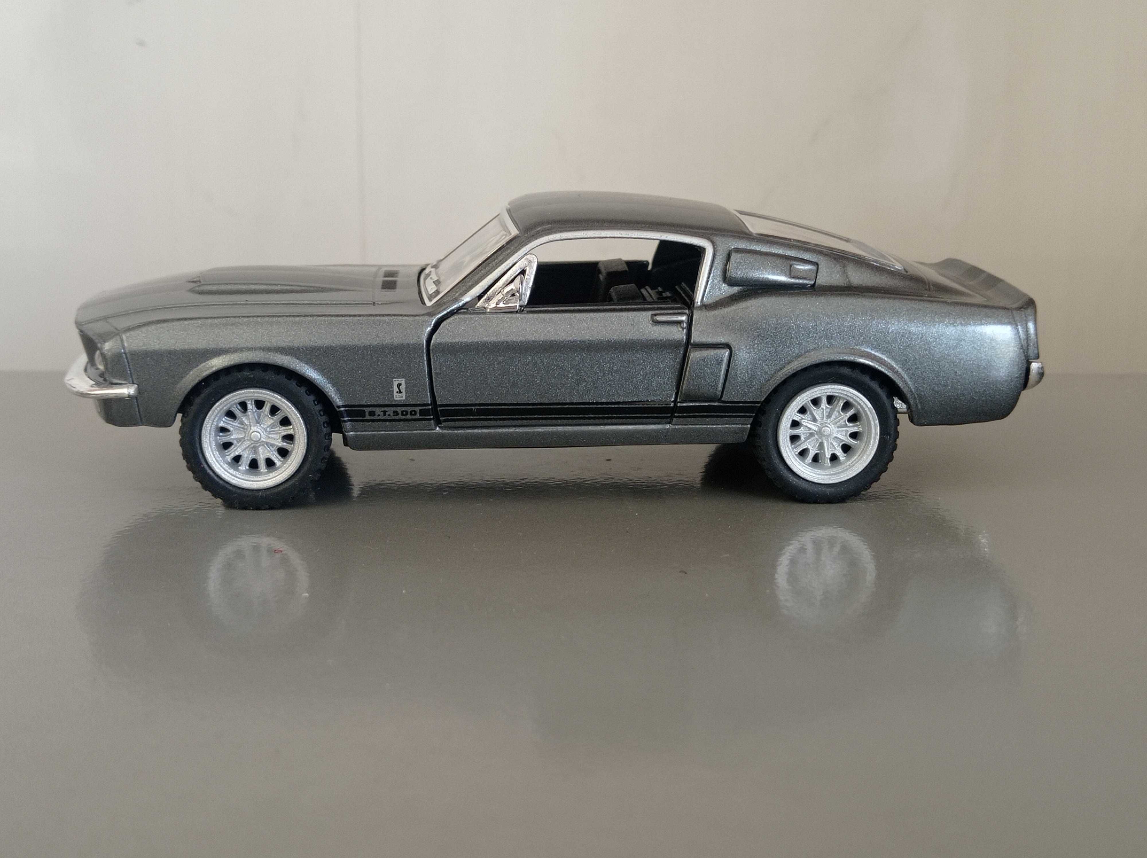 Коллекционная модель Ford Shelby, масштаб 1:36