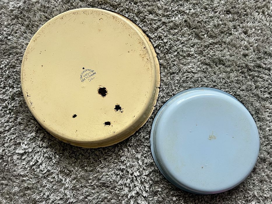 Две стари емайлирани тави