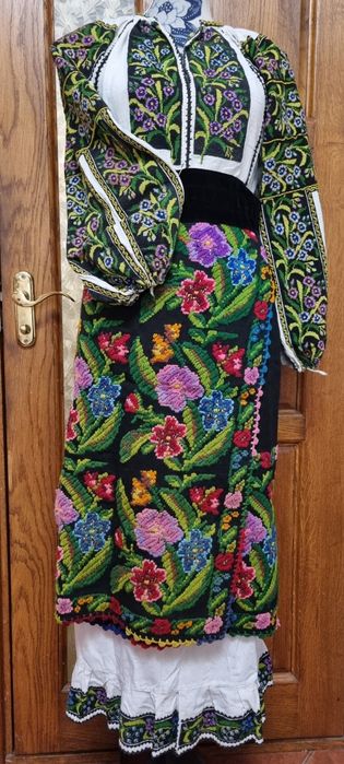 Costum popular autentic