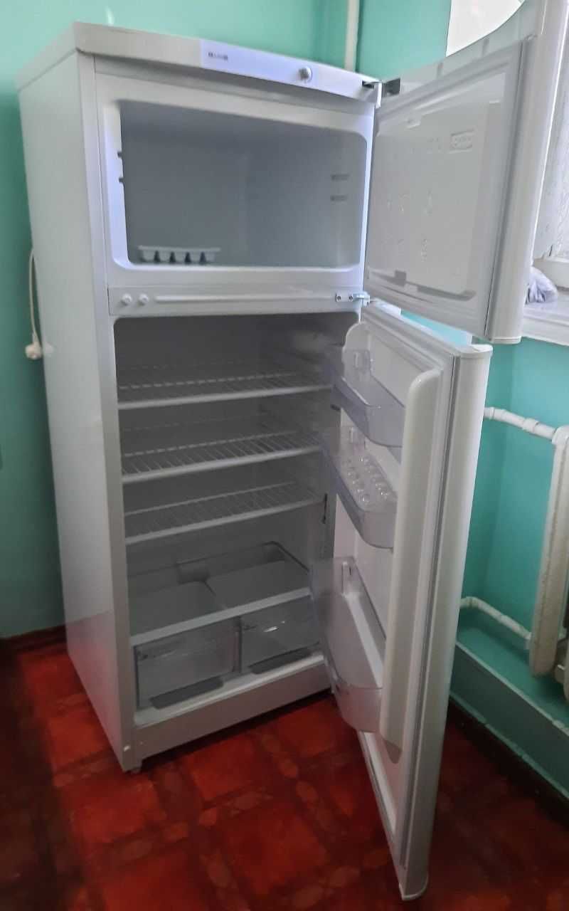 Холодильник " Indesit TIA-160 " 2-Камерный. 1 м 50 см Гарантия 3 года