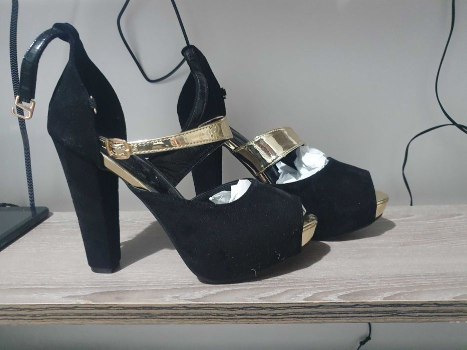 Tocuri negre marca SHEIN