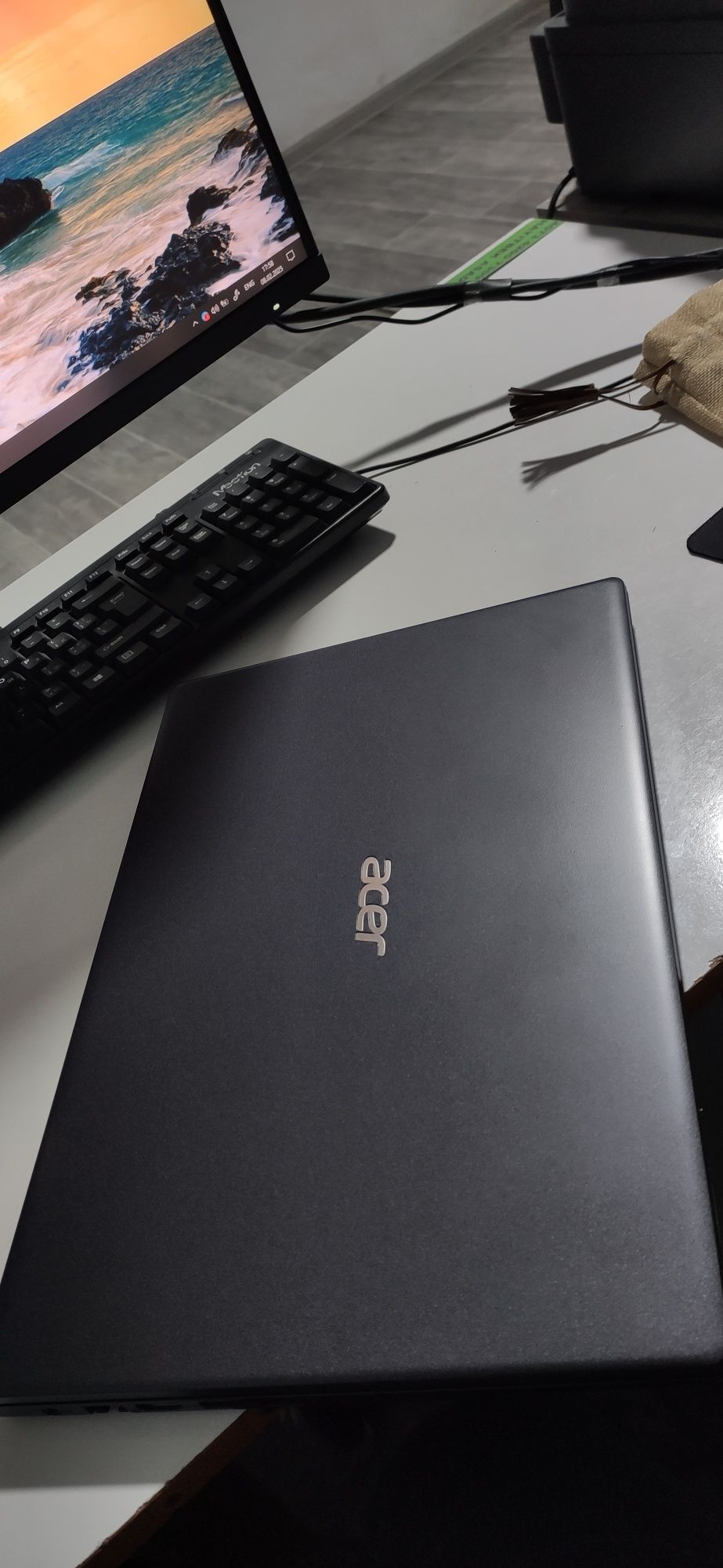 Acer noutbuk . Dyarli yangi . Holati zor