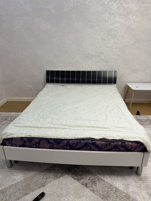 Продам кровать с прикроватными тумбами