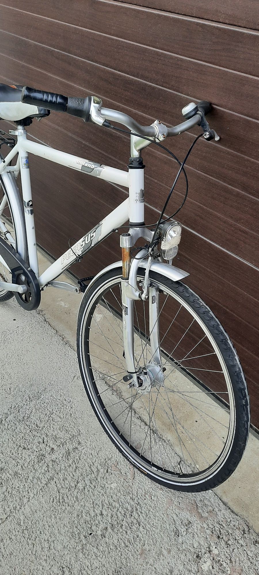 Bicicleta Pegasus roti 28" cadru aluminiu, dinam butuc