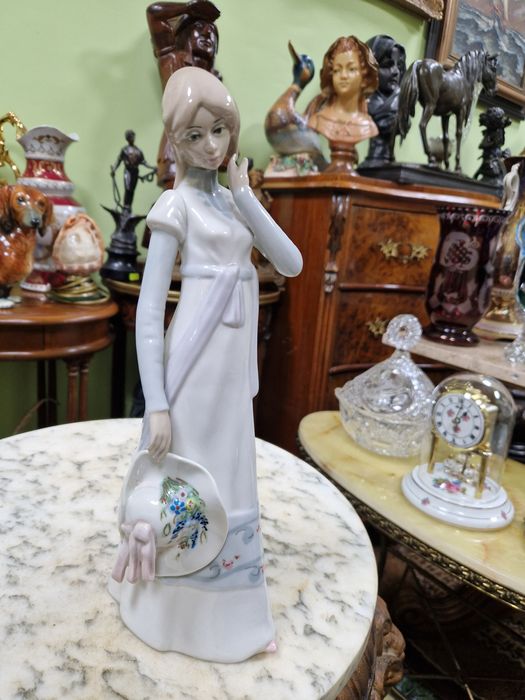 Страхотна антикварна испанска порцеланова фигура Casades