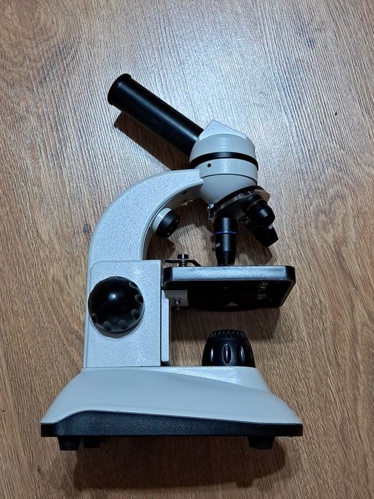 Микроскоп с увеличите с 40x,10x,4x.По договаряне.