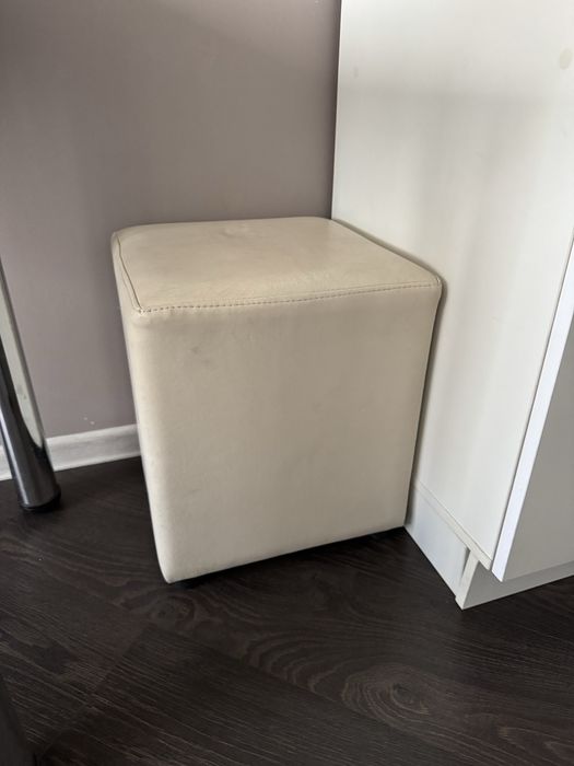 Пуфик кожаный срочно