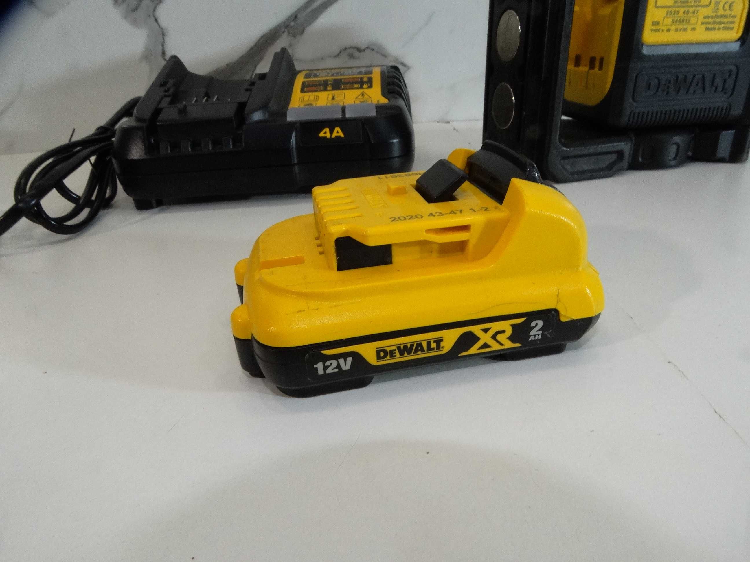 DeWALT DCE088G - Зелен лазер с батерия 2.0 Ah и зарядно DCB 1104