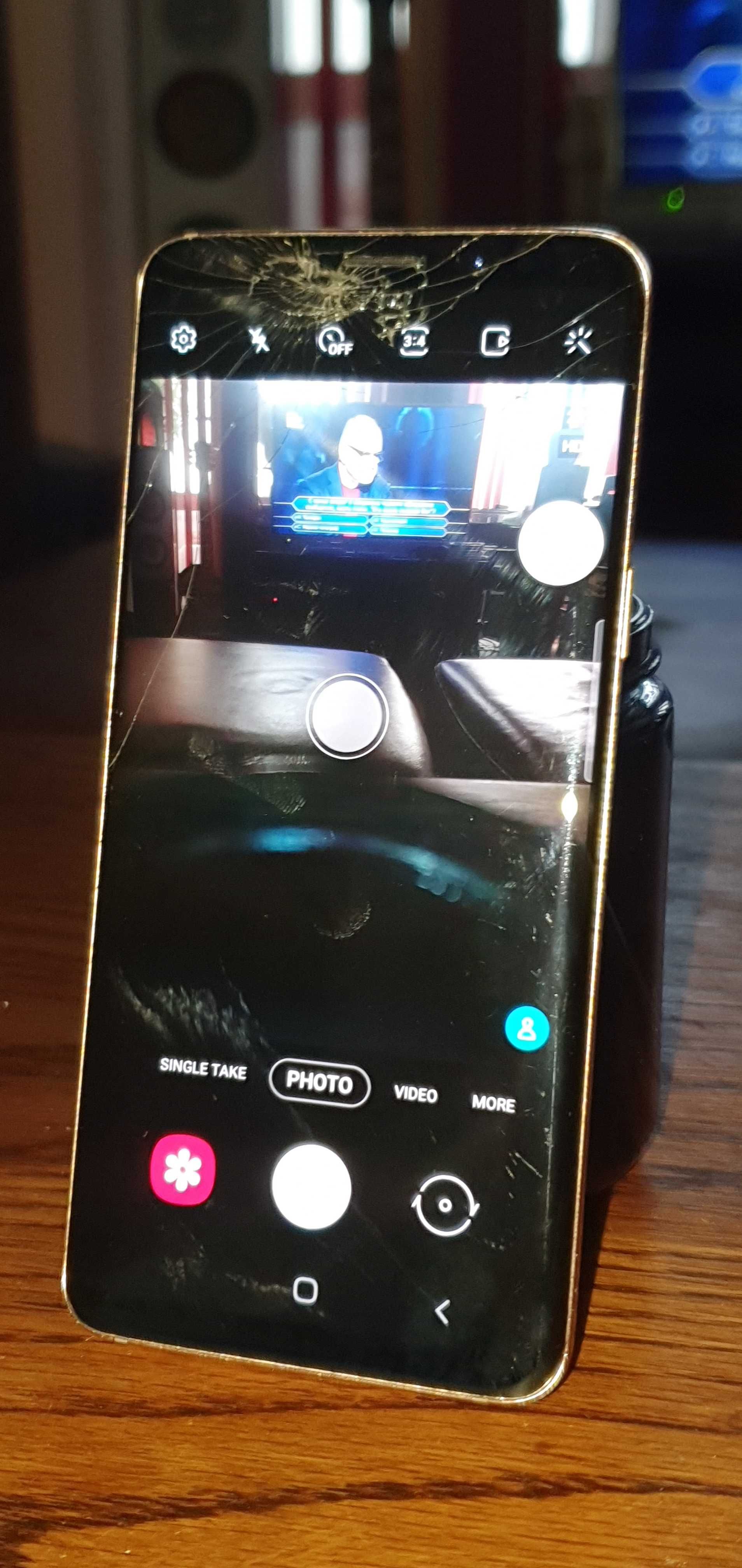 Samsung Galaxy S9 работещ със счупено стъкло