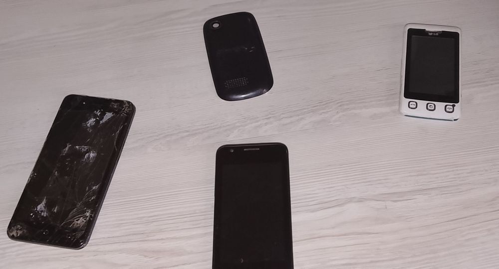 Сдаю старые телефоны! Они не рабочие!