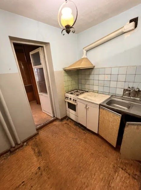Срочно Продаётся на Саракульке 4/5/5  без ремонта локации топ