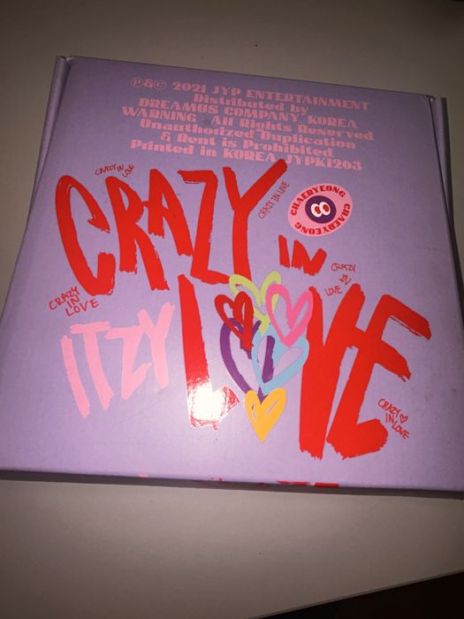 Vand album Itzy "Crazy in love."