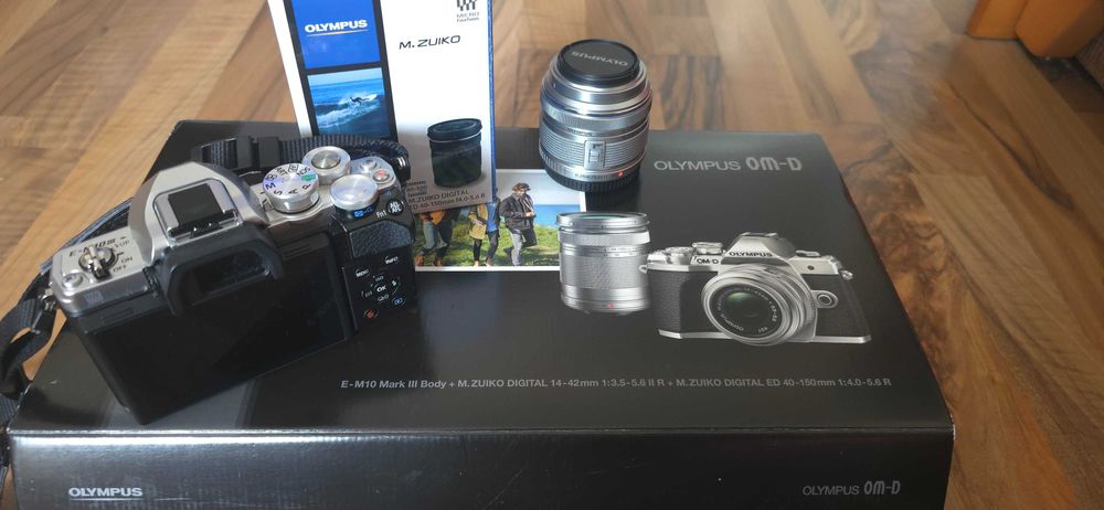Vând Olympus OM-D E-M10 Mark III + kit 14-42mm+ 40-150mm 1:4.0-5.6