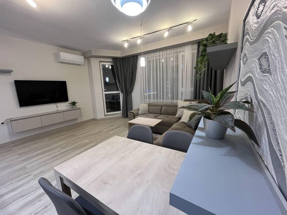 Дава се под наем Двустаен апартамент в Бургас, Славейков - 80 кв.м за 765 € - Снимка #1