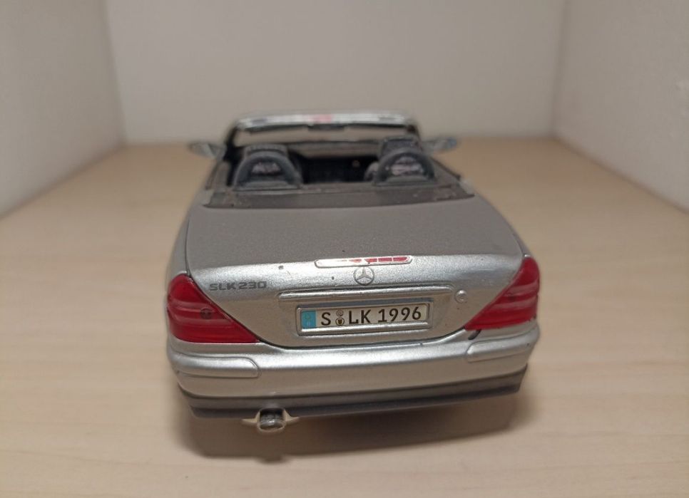 Mercedes SLK 
Scara 1:18
Maisto 

Fotografiile fac parte din descriere