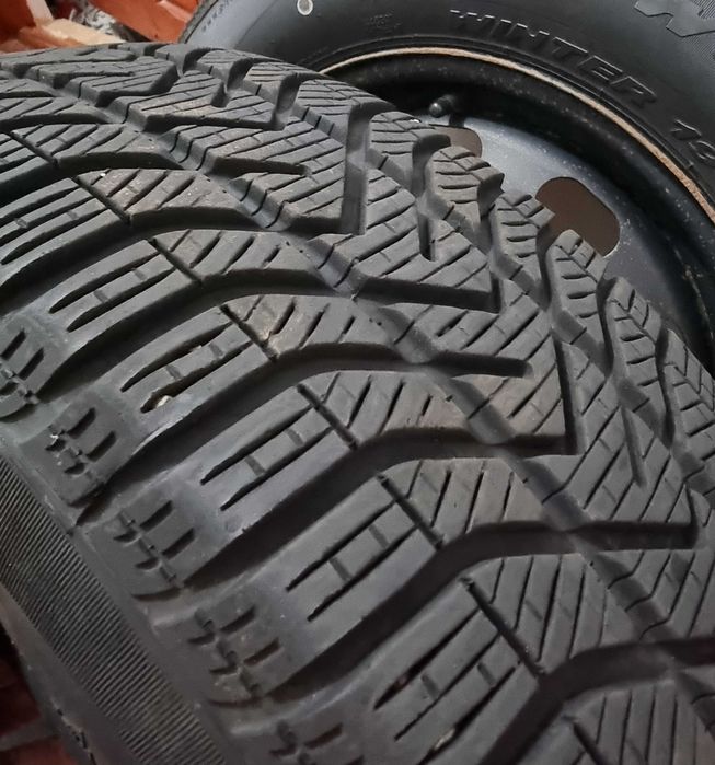 Vând 4 roți cu anvelope de iarnă Pirelli 195/65 R15 5x100 jante tablă