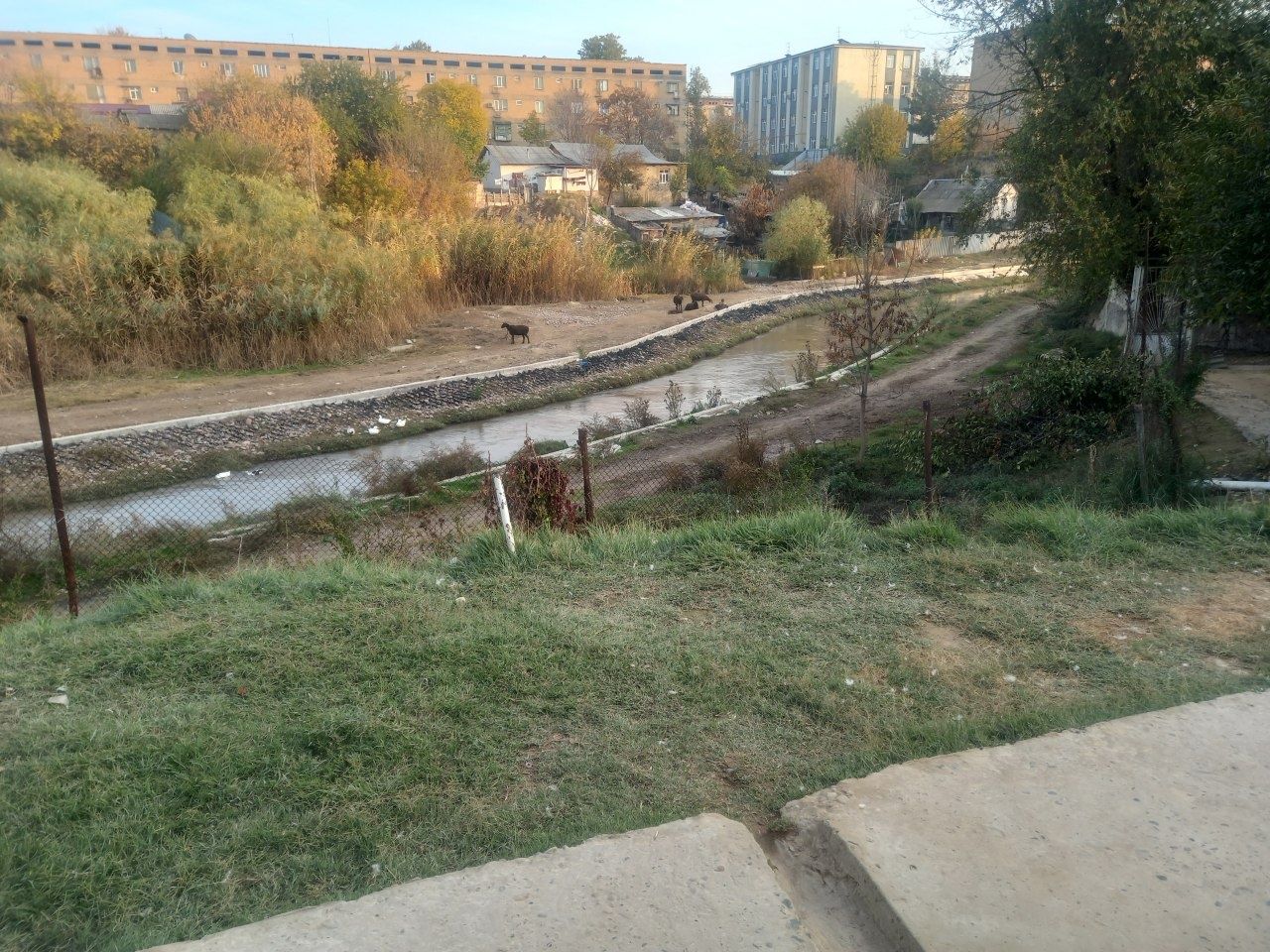 Hovli uy sotiladi