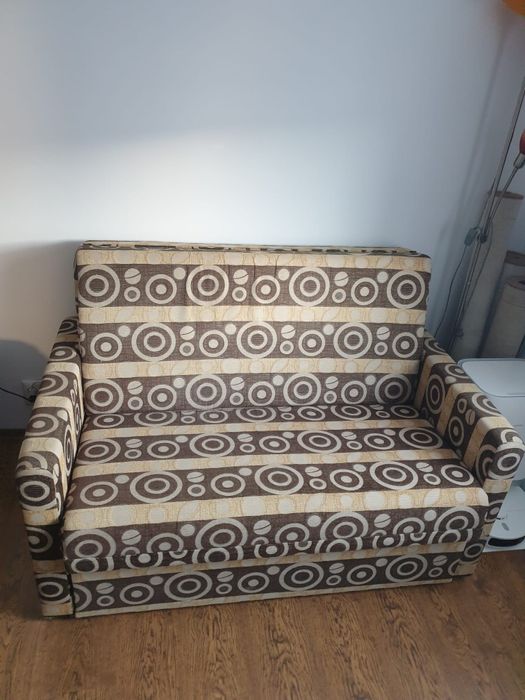 Vând canapea extensibila cu lada pentru haine de pat