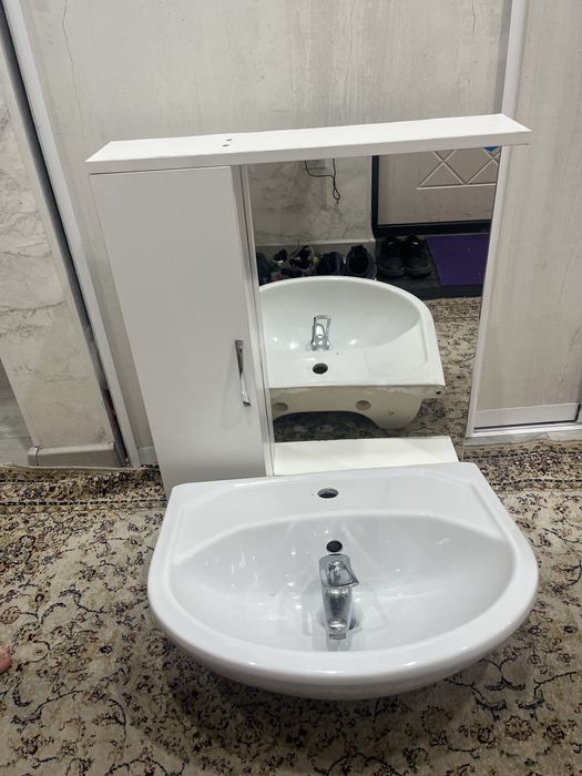 Раковина и зеркало со смесителем