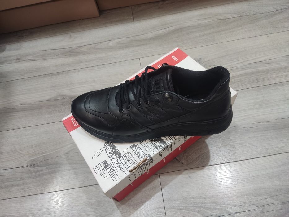 Продам осенние кроссовки 45р