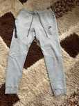Vând pantaloni nike tech fleece