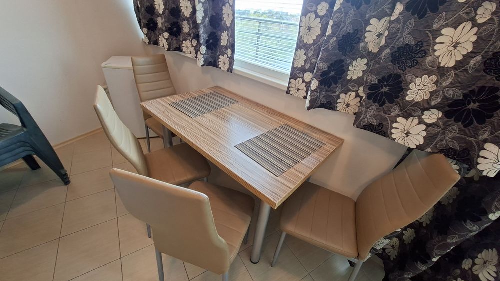 Масичка за хранене + 4 стола -eко кожа