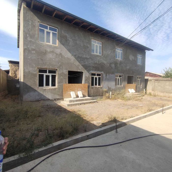 Уй сотилади. Ховли, катедж