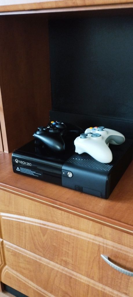 Vând XBOX 360E in stare perfecta, are si jocuri