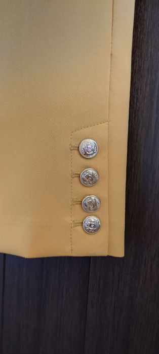 стилен марков жълт панталон с ефектни копчета