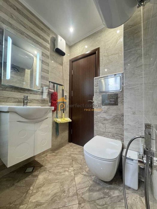 Продава се Тристаен апартамент в Пловдив, Христо Смирненски - 90 кв.м за 2000 €/кв.м - Снимка #13