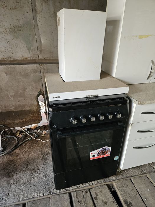 Продаётся газ плиту и вытяжка рабочий