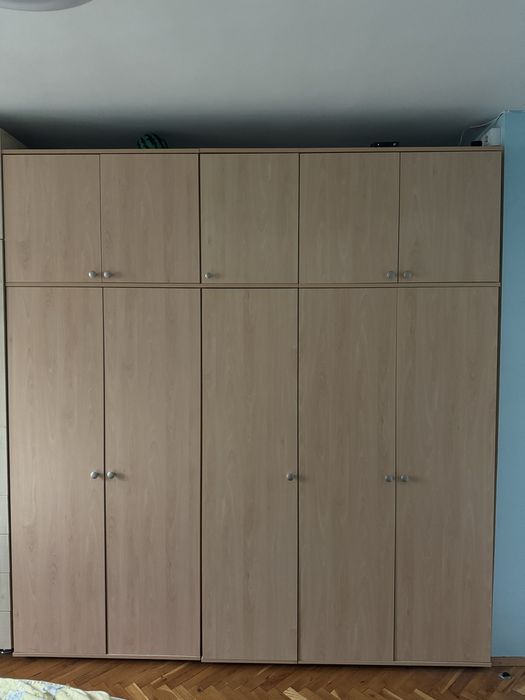 Продавам петкрилен гардероб