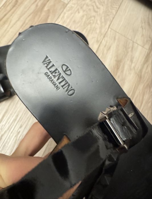 Sandale Moschino 43 si Valentino 44