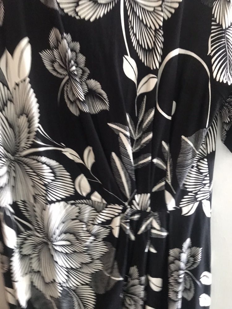 Vand rochita cu imprimeu floral